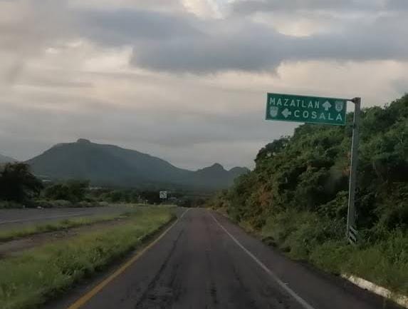 Hallan el cuerpo de un hombre dentro de una maleta cerca del entronque a Cosalá