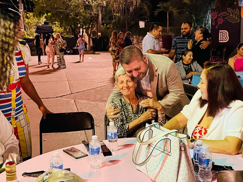 Con gran fiesta, alcalde de Badiraguato festeja a las madres del municipio