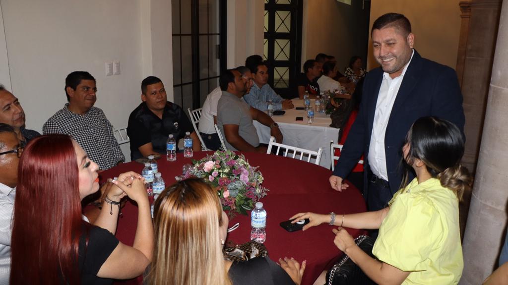 Aplauden labor de los docentes en Badiraguato, alcalde festeja su día