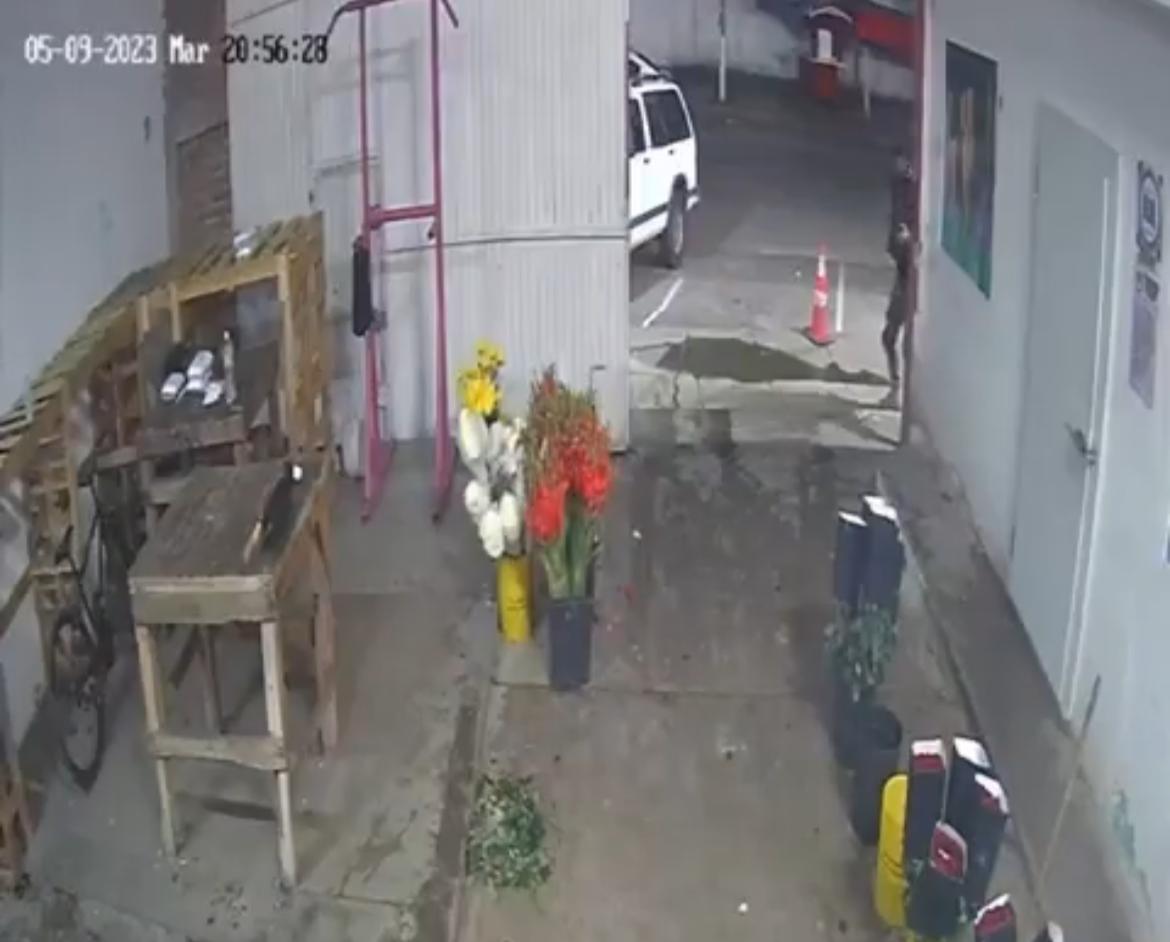 (VIDEO) ¡Hay niños, ya no tiren!, así fue el ataque a balazos a florería de Los Mochis