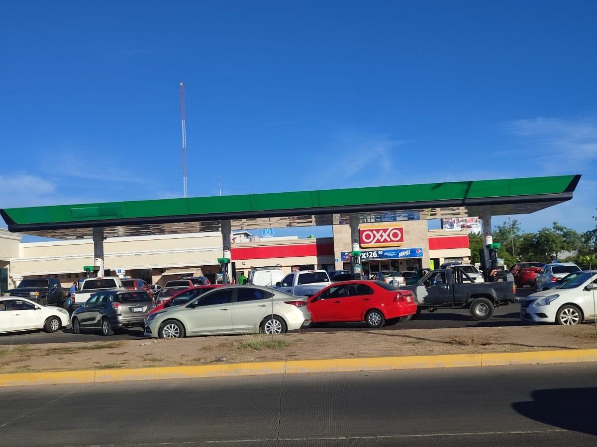(VIDEO) Automovilistas hacen largas filas en gasolineras de Culiacán, adelantándose ante un posible desabasto de combustible
