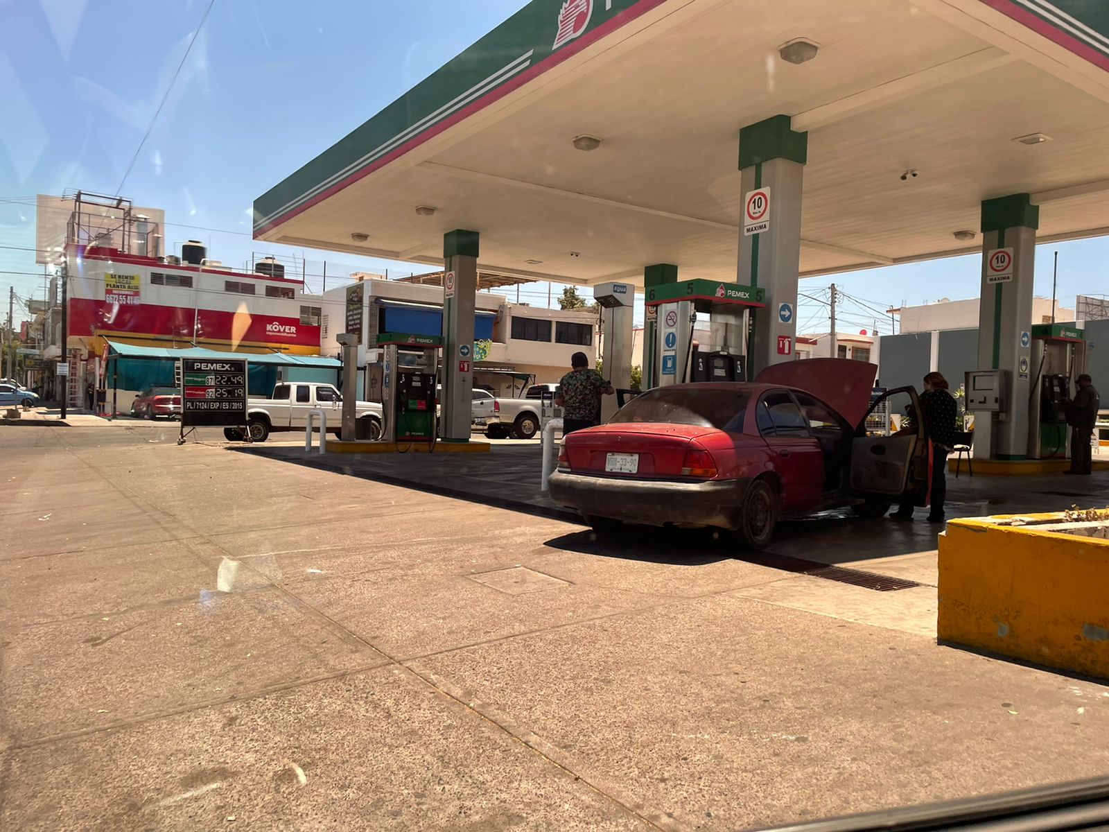 ‘Ayer unos colonones y ahorita no, calmado, dos tres carritos’: Despachador de gasolinera en Culiacán