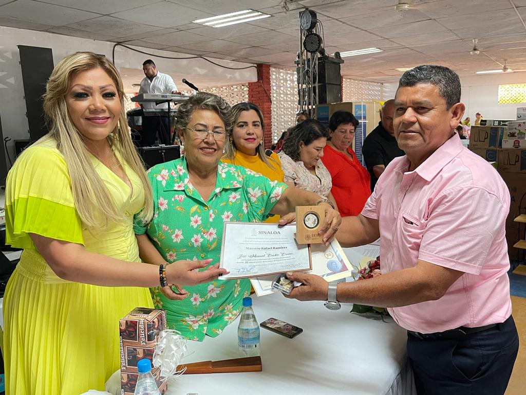 Distinguen a maestros rosarenses en su día, son homenajeados por 30 años en el servicio de la educación