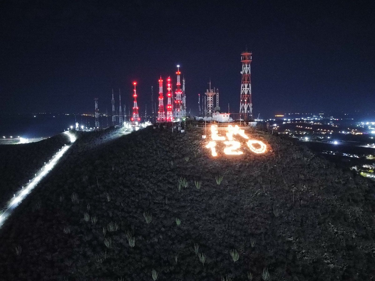 ¿Ya lo viste? “LM 120″ ilumina el Cerro de la Memoria en aniversario de la ciudad de Los Mochis