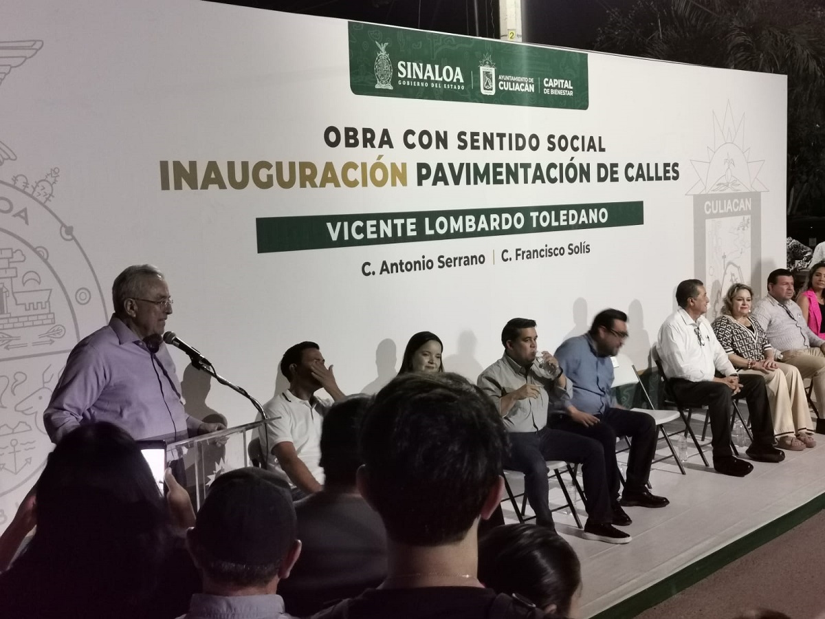Entregan Rocha Moya y Gámez Mendívil calles pavimentadas en colonia Lombardo Toledano