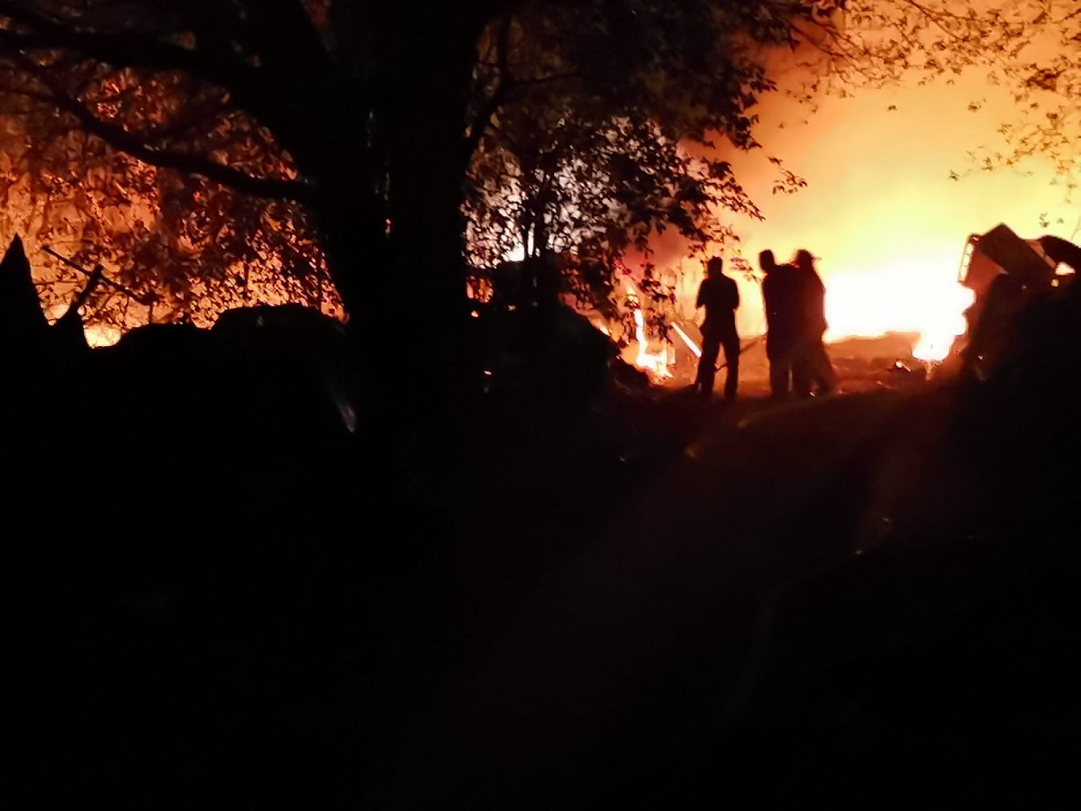 Fuerte incendio arrasa con vehículos en yonke de Los Mochis