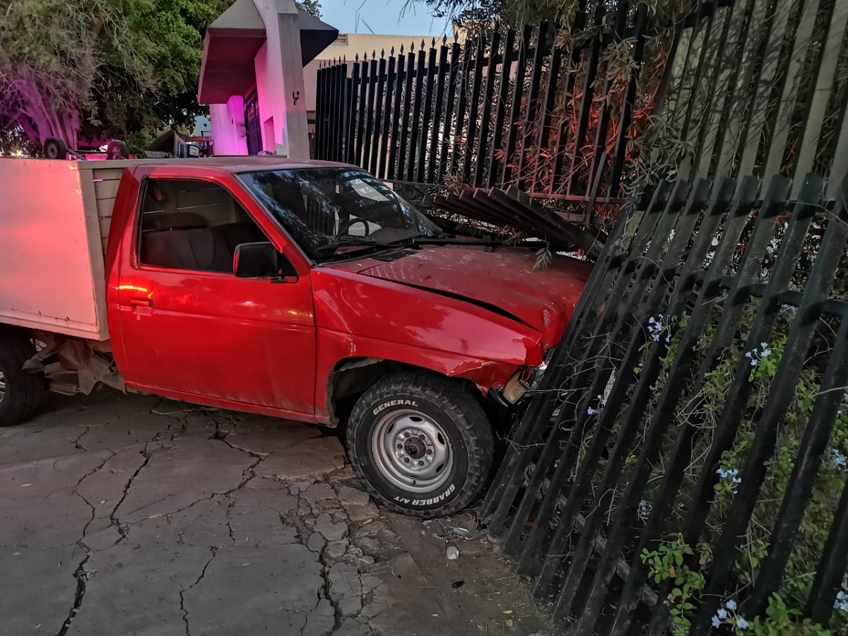 Le fallan frenos de su camioneta y termina dentro de domicilio en Los Mochis