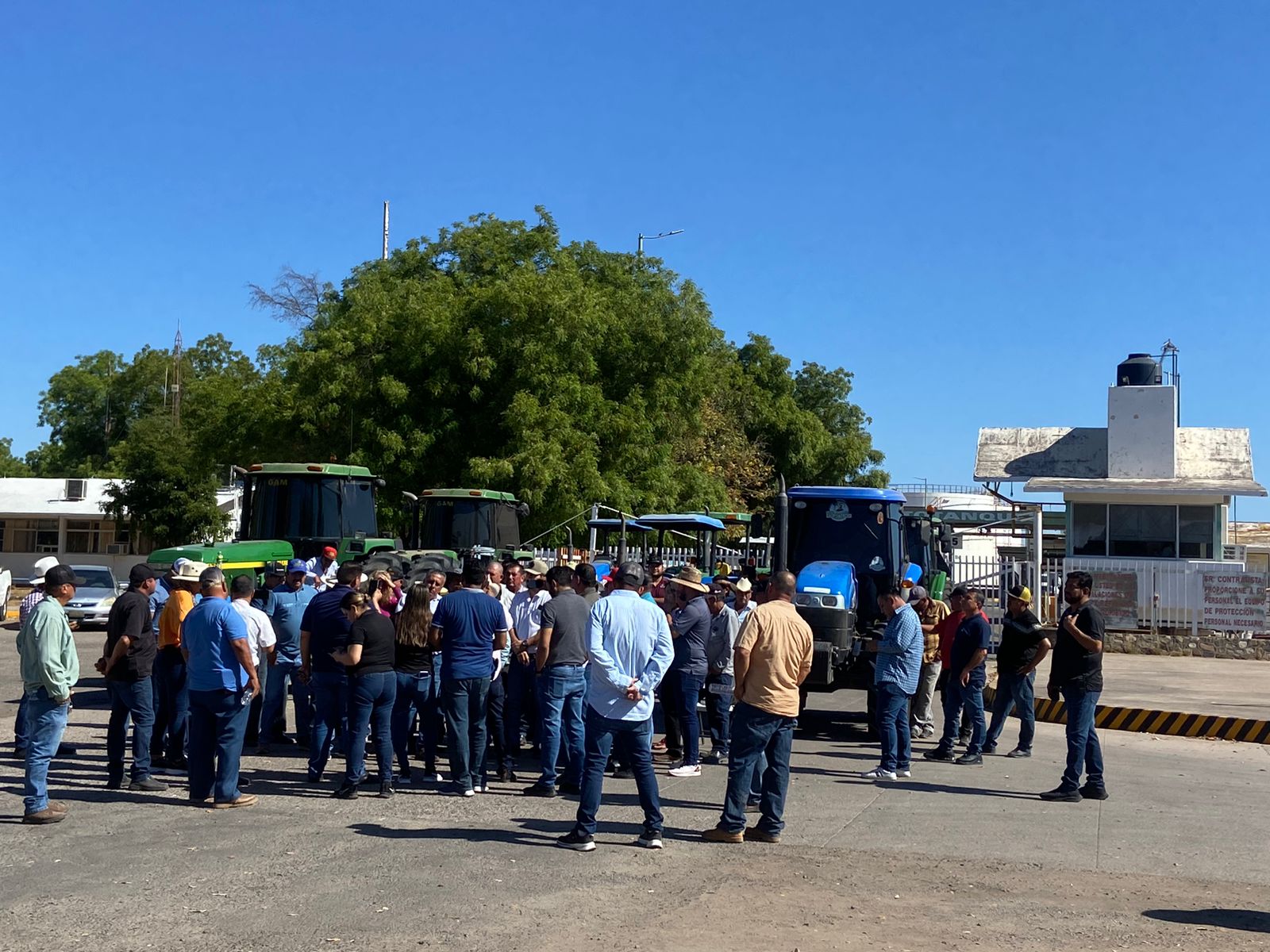 Productores le dan voto de confianza al gobierno federal y levantan plantón que mantenían en Pemex de Guamúchil