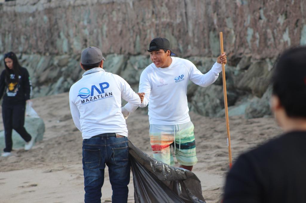 En Olas Altas, 60 kilos de plásticos y 400 colillas de cigarro retiraron de playas en limpieza sabatina