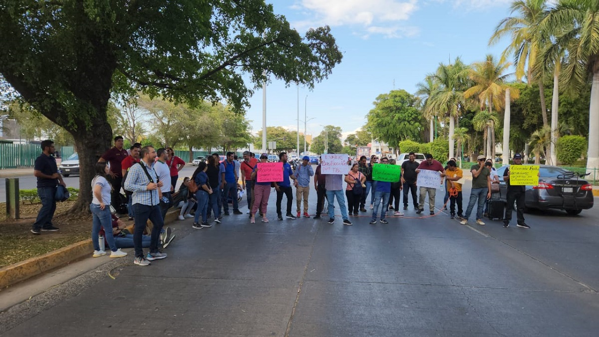 ¡Tome sus precauciones! Maestros cierran carriles de la Insurgentes, frente a Palacio de Gobierno en Culiacán