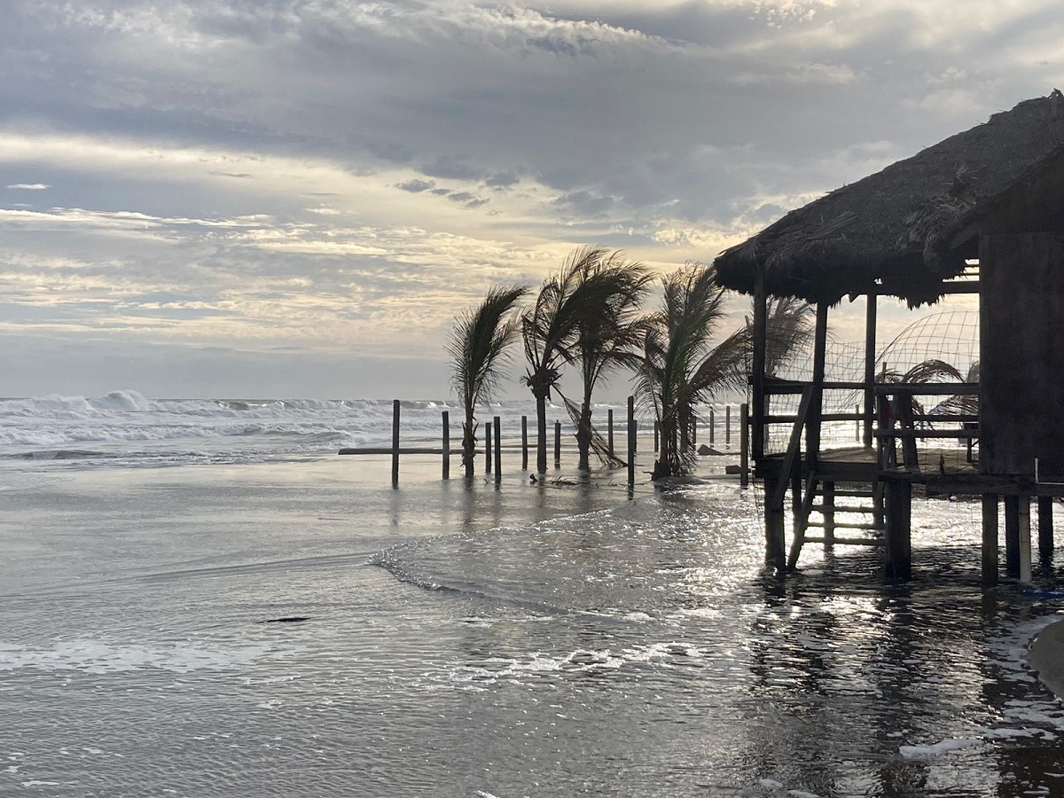 Las Glorias y Bellavista en alerta amarilla por mar de fondo; piden a turistas tomar previsiones