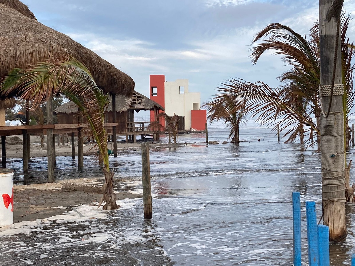“Vayan a comer, de paseo, pero no a bañarse” pide alcalde de Guasave; mar de fondo no ha dejado daño en Las Glorias