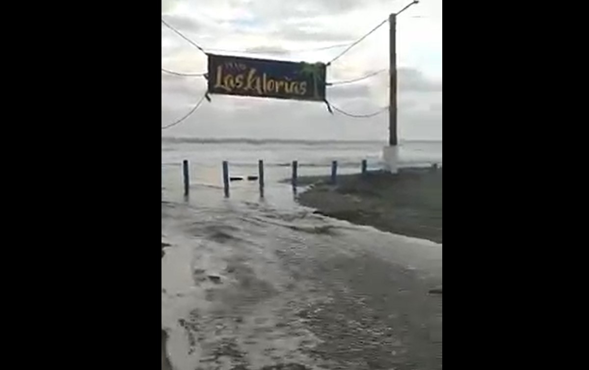 ¡Se cumple el pronóstico! El mar se sale hasta el bulevar Tiburón en Las Glorias, Guasave