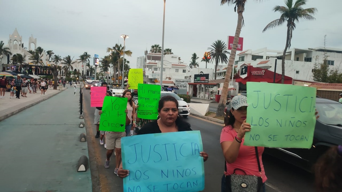 ‘Los niños no se tocan’: Marchan familiares de menor abusada sexualmente en kínder de Mazatlán