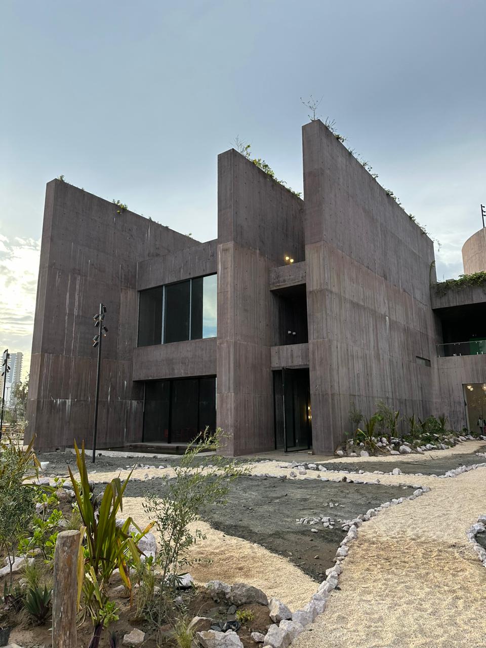Un edificio abandonado emergiendo del Mar de Cortés, que da vida a riqueza marina; el Nuevo Acuario de Mazatlán