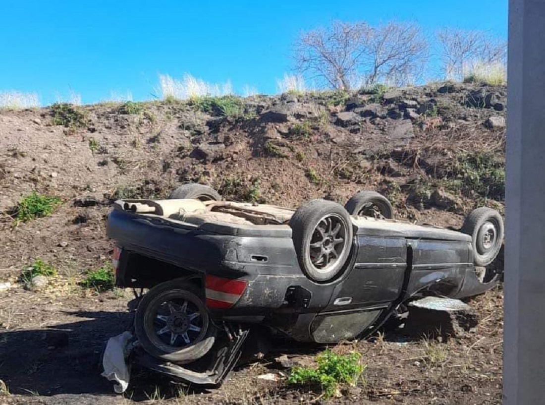 Termina paseo familiar de forma abrupta, llanta se revienta y ocasiona volcadura