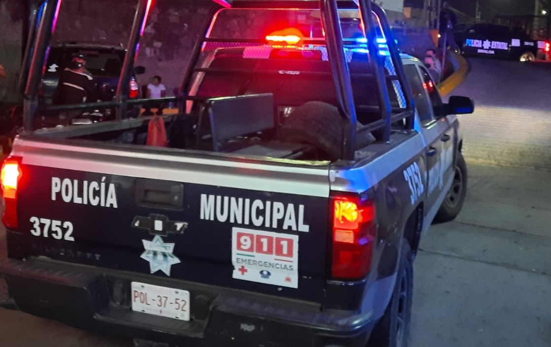 Delincuentes en moto asaltan a persona en cajeros de un banco y le quitan 10 mil pesos, en Culiacán