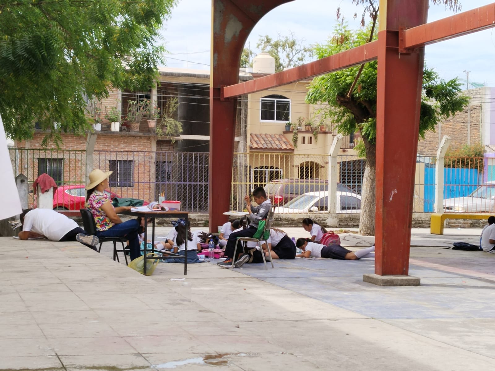 En Escuinapa, pequeños de esta escuela tienen clases ‘al aire’ y en el suelo ante riesgo de colapso de techos en aulas