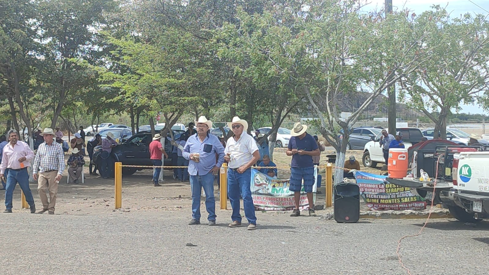 Ni a los jejenes se resisten los productores agrícolas, acampan al exterior de Pemex donde hacen su día