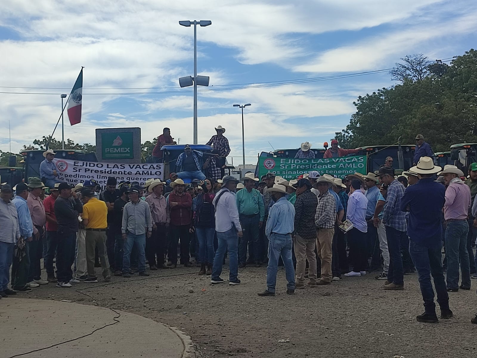 Gobierno pide a productores levantar toma de Pemex; agricultores no se moverán hasta obtener precios justos