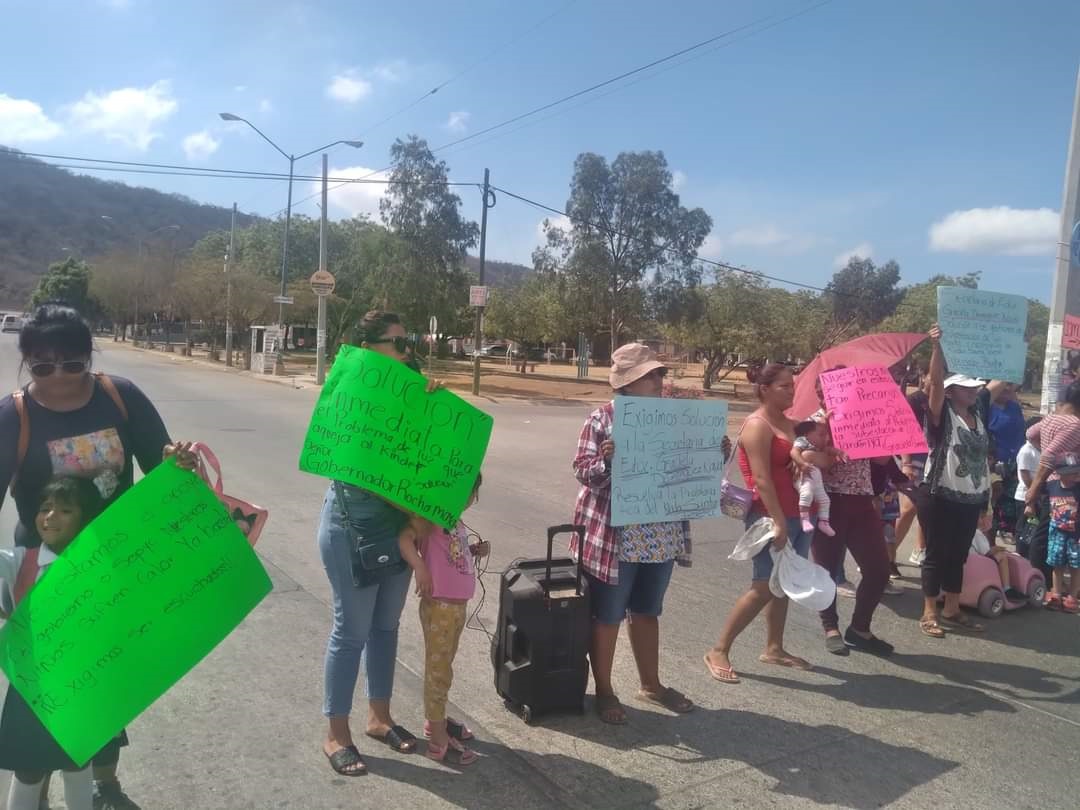 Niños padecen las ‘de Caín’ en kínderes de Mazatlán por el calor; reclaman por deficiencia en electricidad
