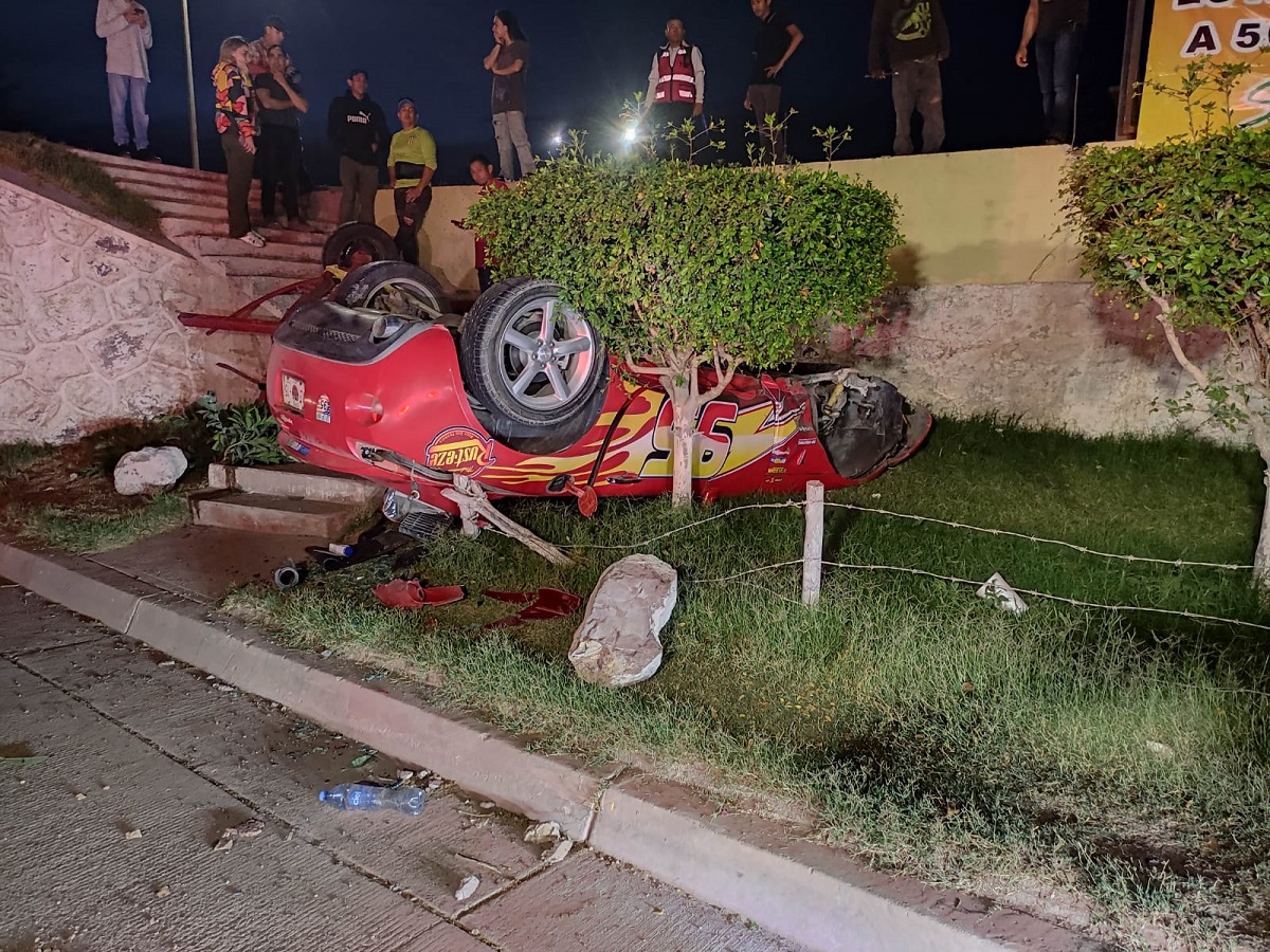 ‘Rayo McQueen’ queda volcado en la entrada de San Miguel Zapotitlán, en Ahome