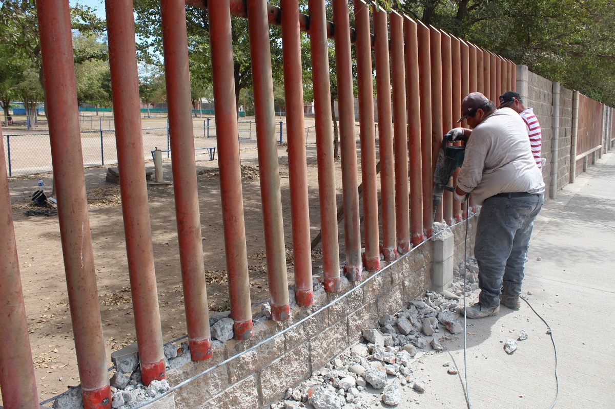 ¡Cumplen su compromiso! Inicia la UAdeO rehabilitación de la barda en el Peimbert Camacho