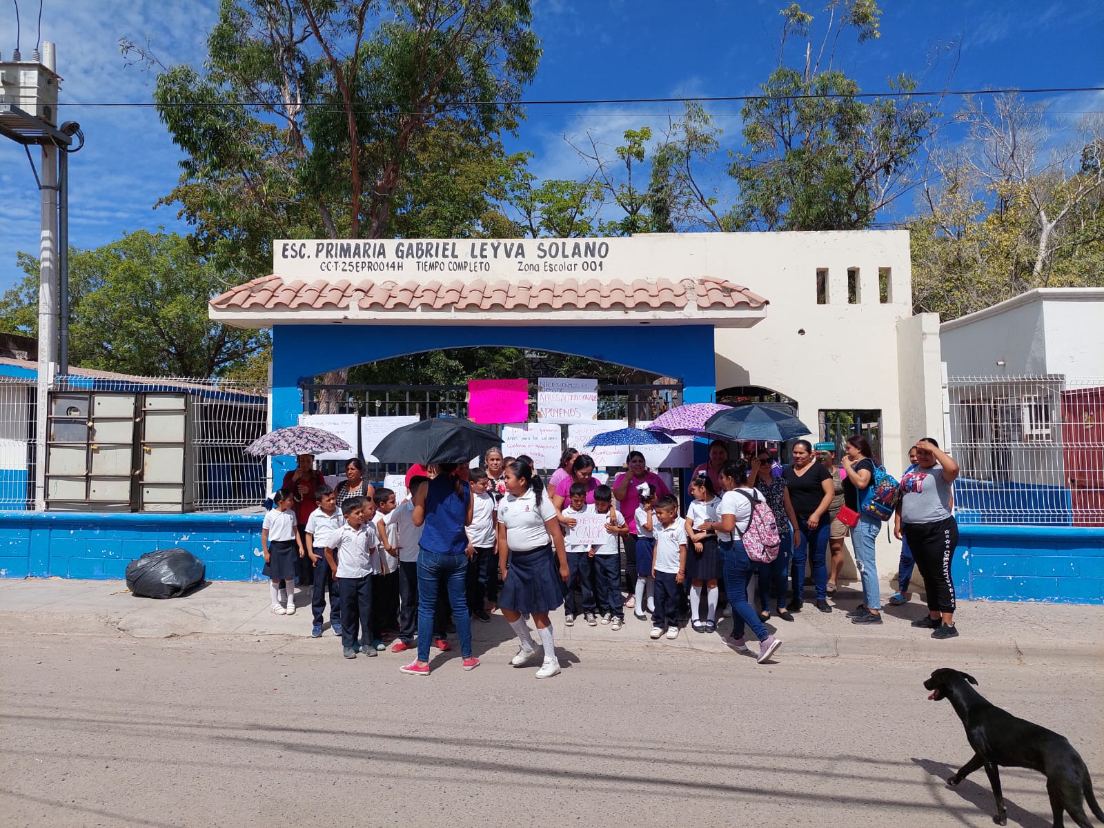 En Ahome, padres de familia toman la escuela primaria Gabriel Leyva Solano; “los niños sufren de calor “, refieren