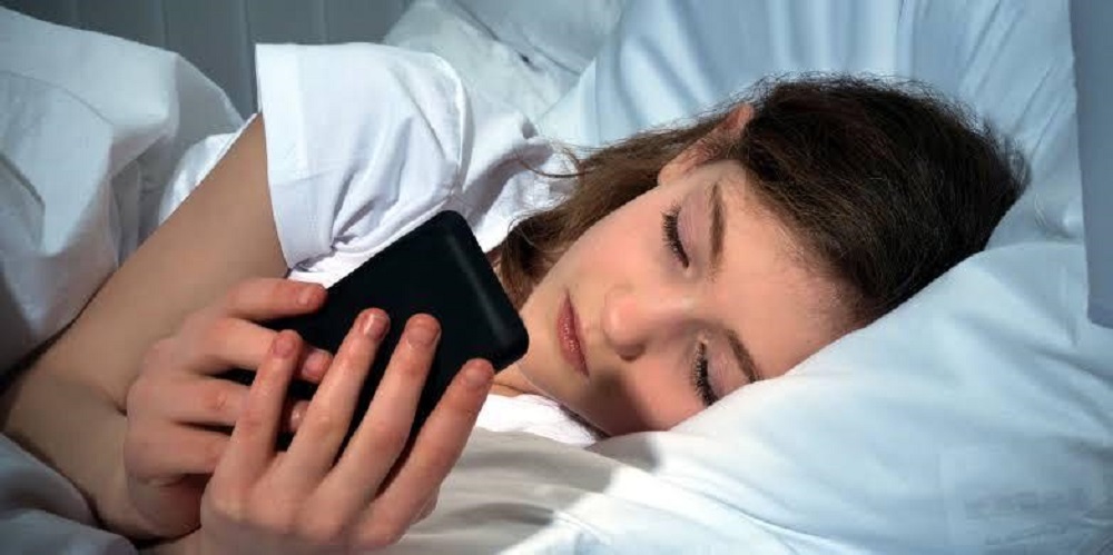 Impacta en calidad del sueño uso de celulares y tabletas antes de ir a dormir