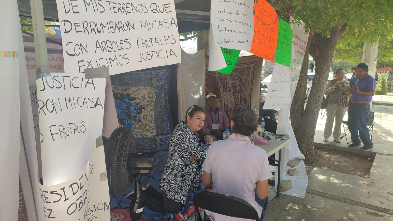 Levantan huelga de hambre en palacio municipal vecinos de la Cirilo Mena, irán con AMLO a pedir justicia