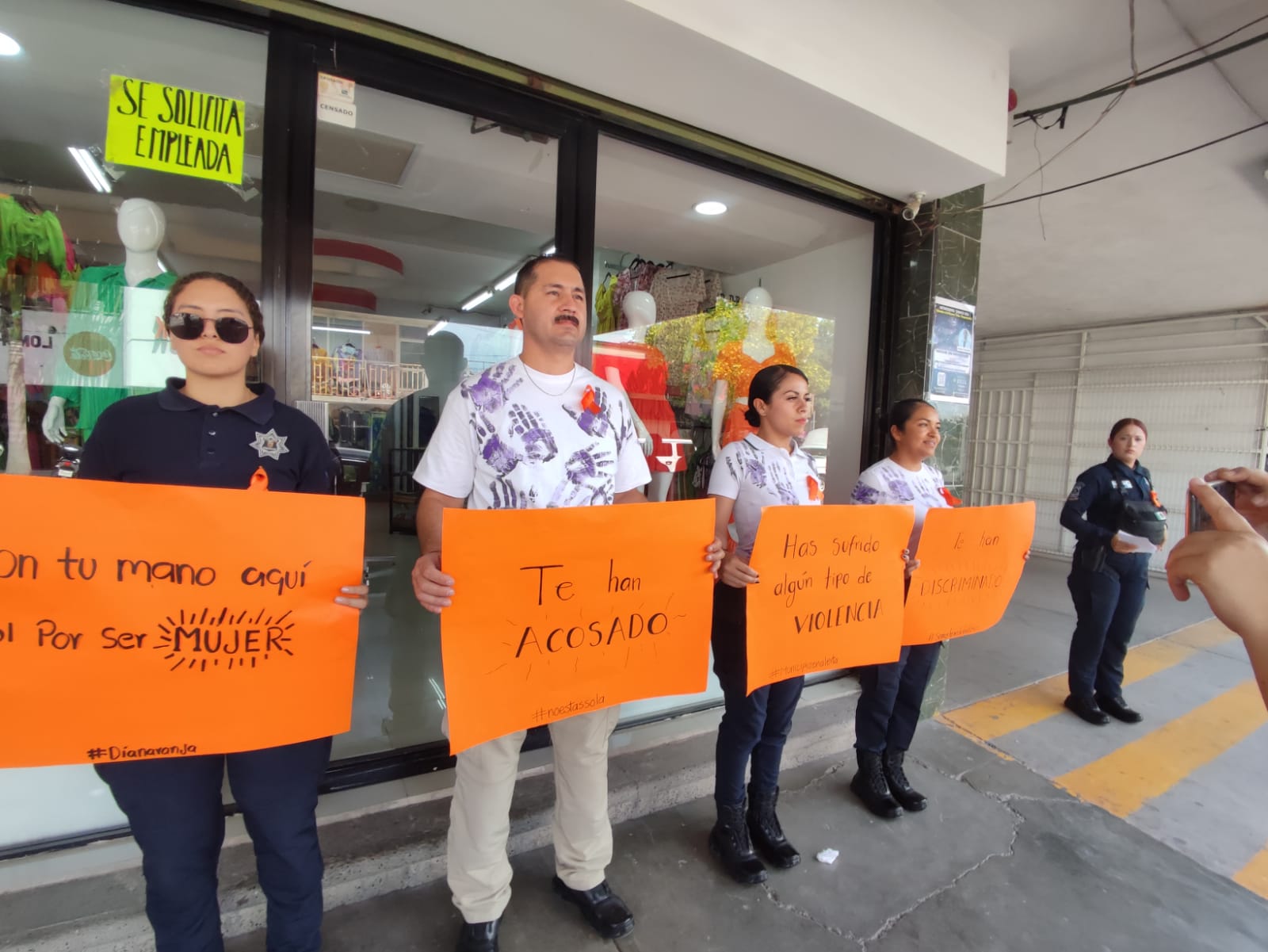 Bastó media hora para llenar sus playeras de tinta; víctimas de violencia de género plasman su huella en Guasave
