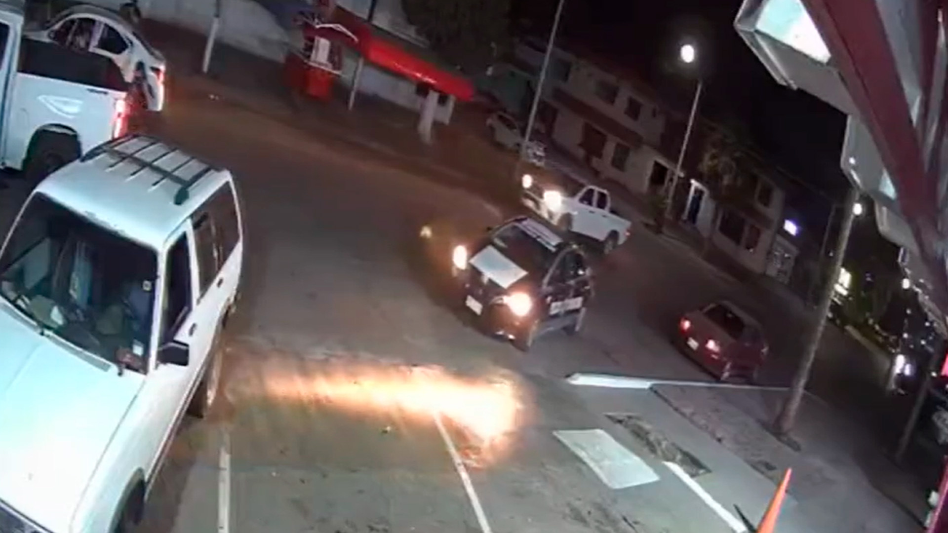 (VIDEO) ¡Huyen! Graban momento cuando policías de Ahome se retiran durante ataque a balazos a florería