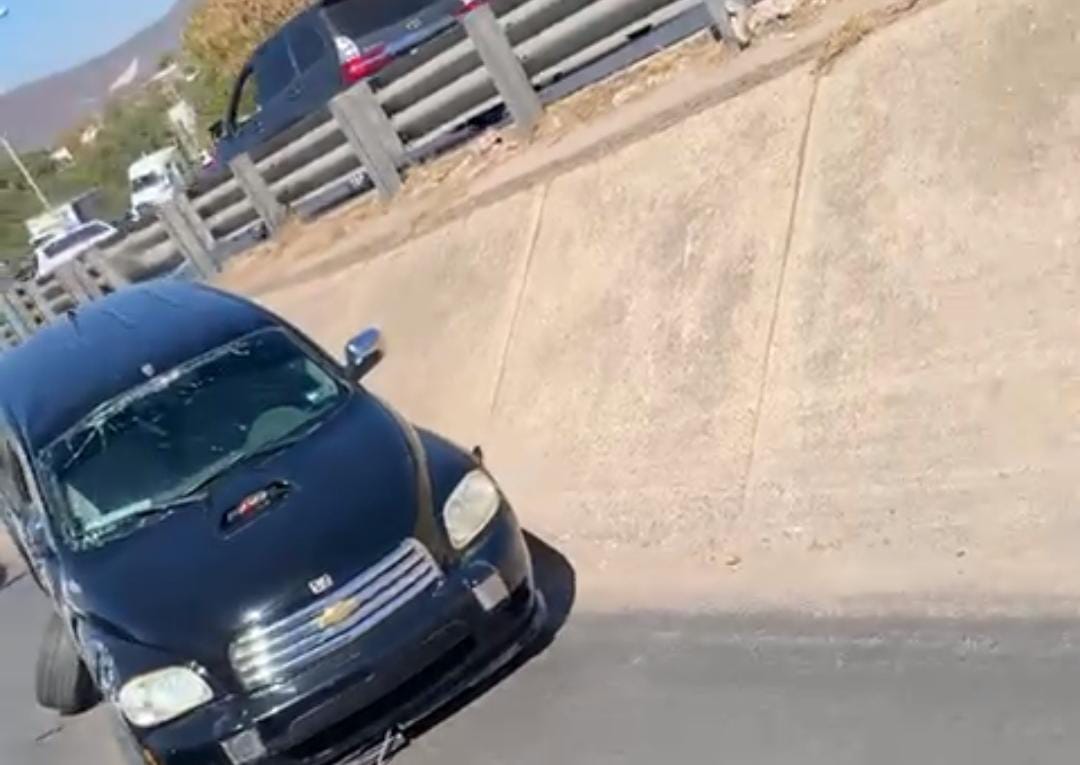 ¡Como super héroes! Volcadura desquicia tráfico y conductores levantan la unidad para liberar el paso, en Mazatlán