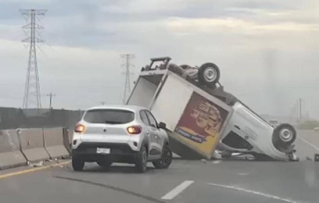 Conductor resulta lesionado al volcar camioneta de embutidos sobre la México 15, en Ahome