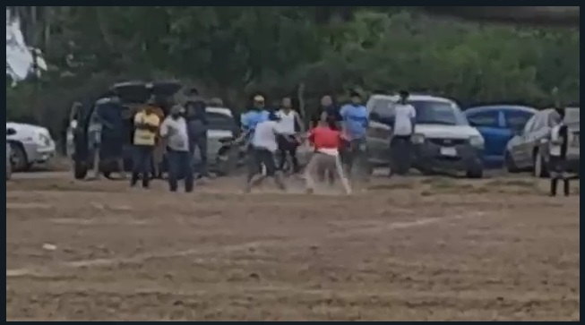 ¡Ahora en El Pochotal, El Fuerte! Aficionados se agarran a golpes en juego de futbol