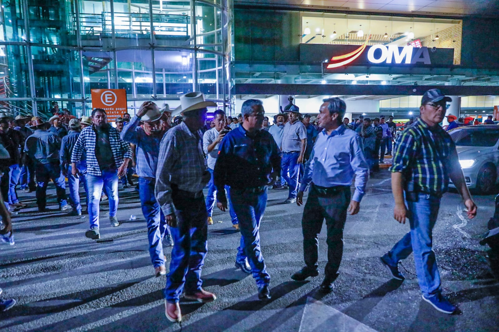 ¡Se quedan! A falta de acuerdos, productores continúan en bloqueo y pasarán la noche en el aeropuerto