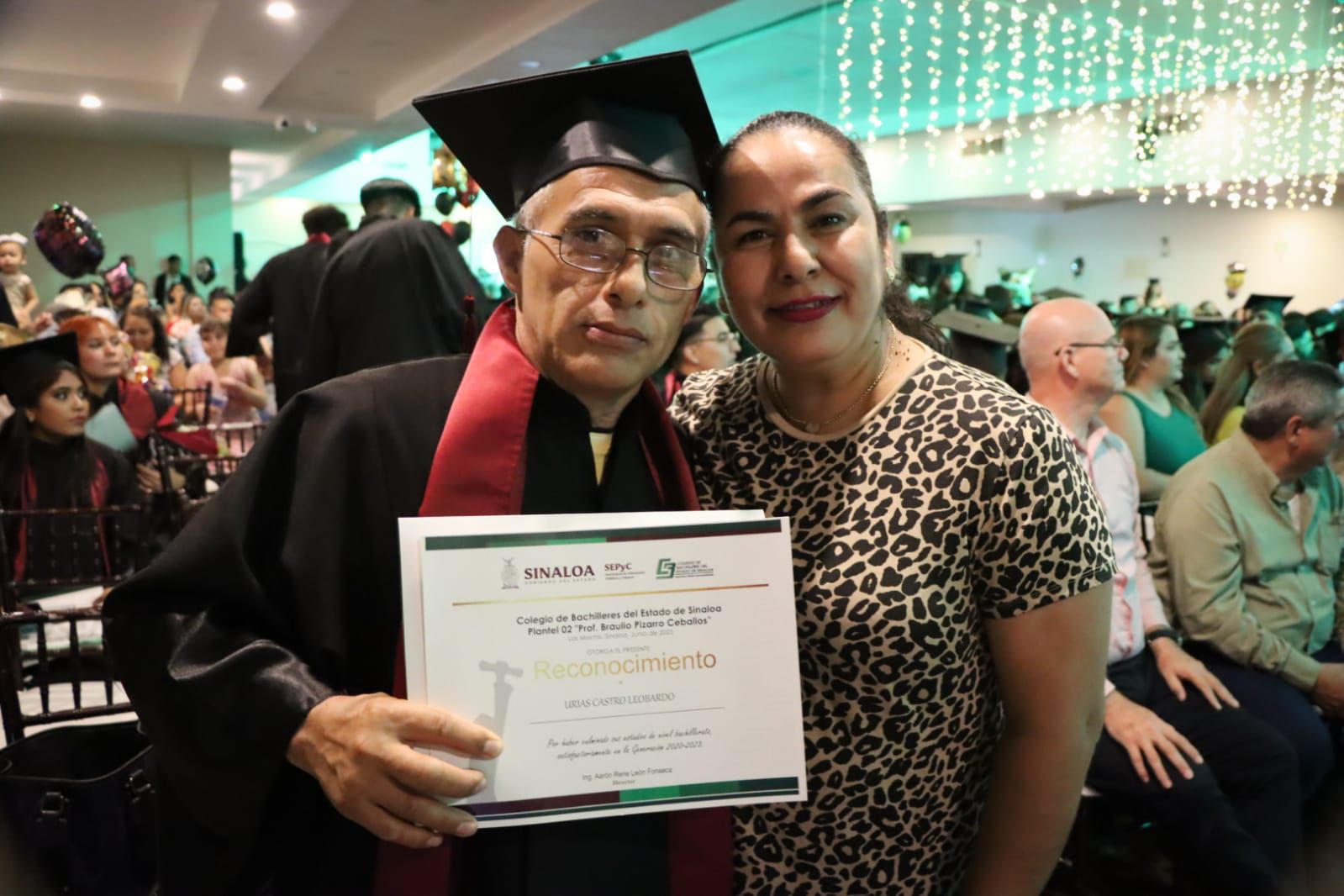Ejemplo de vida: A sus 56 años, y por superación personal, Leobardo Urías termina la prepa en Cobaes
