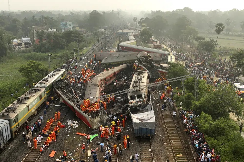Accidente múltiple de trenes en India, deja más de 280 muertos y al menos 900 heridos