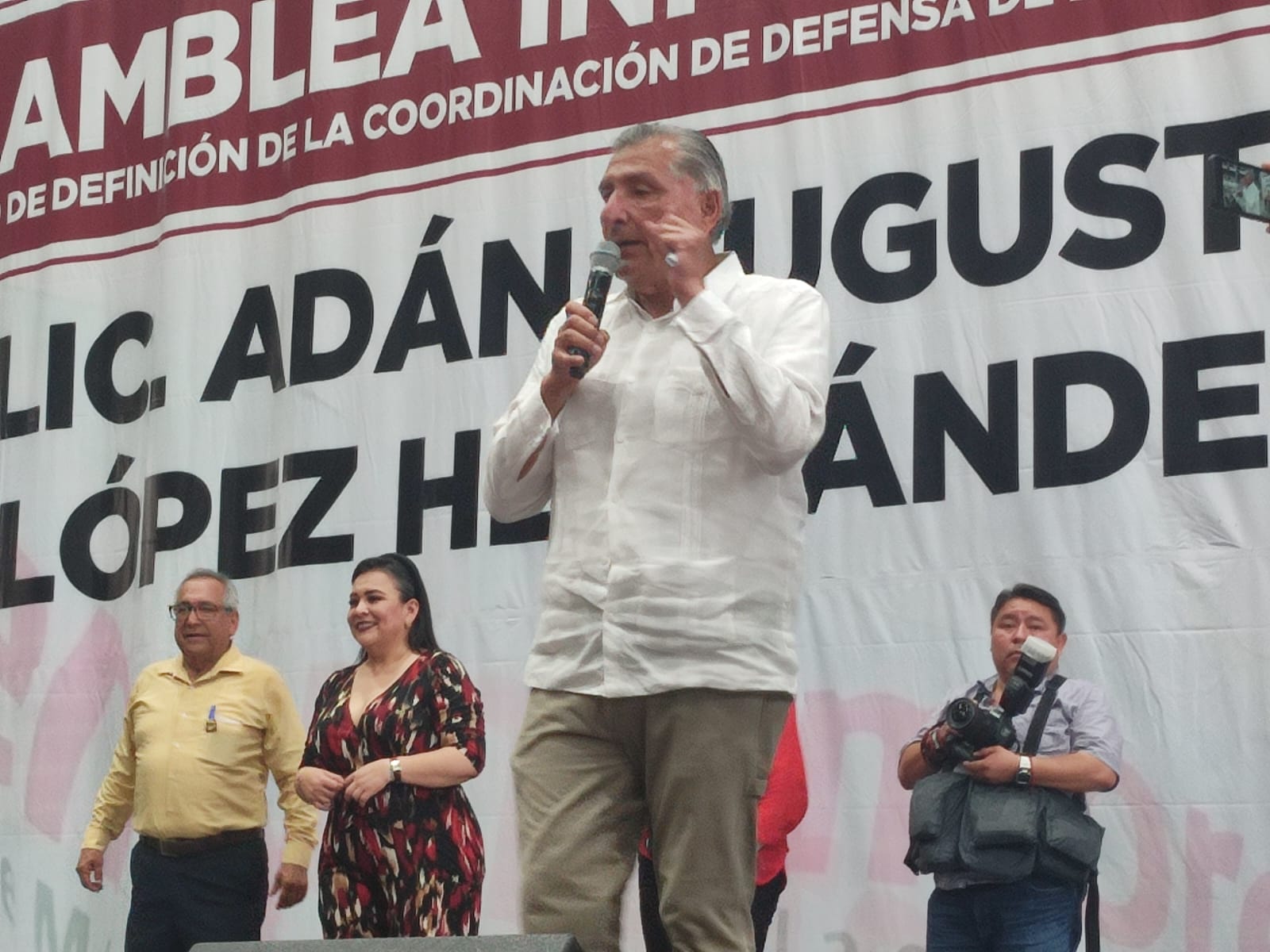 Presumen al ‘hombre cercano a AMLO’; entre empujones y trato atropellado sacan a Adán Augusto del CUM