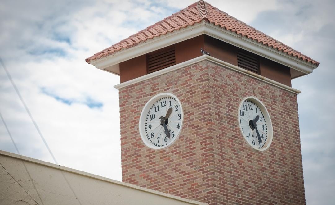 Al son de Viva Guasave formalizan entrega del reloj de la UAdeO del centro; rectora agradeció a ciudadanos y gobierno