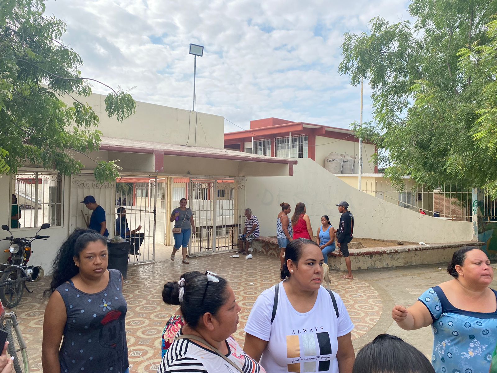 Sin minisplits y abanicos, así sobreviven alumnos de la secundaria Jaime Torres Bodet en Mazatlán