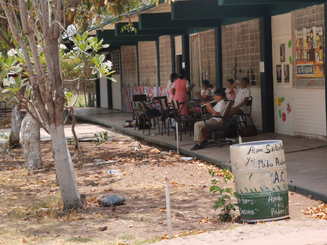 Alumnos de secundaria en Los Mochis no aguantan en calor, no les funcionan los aires acondicionados