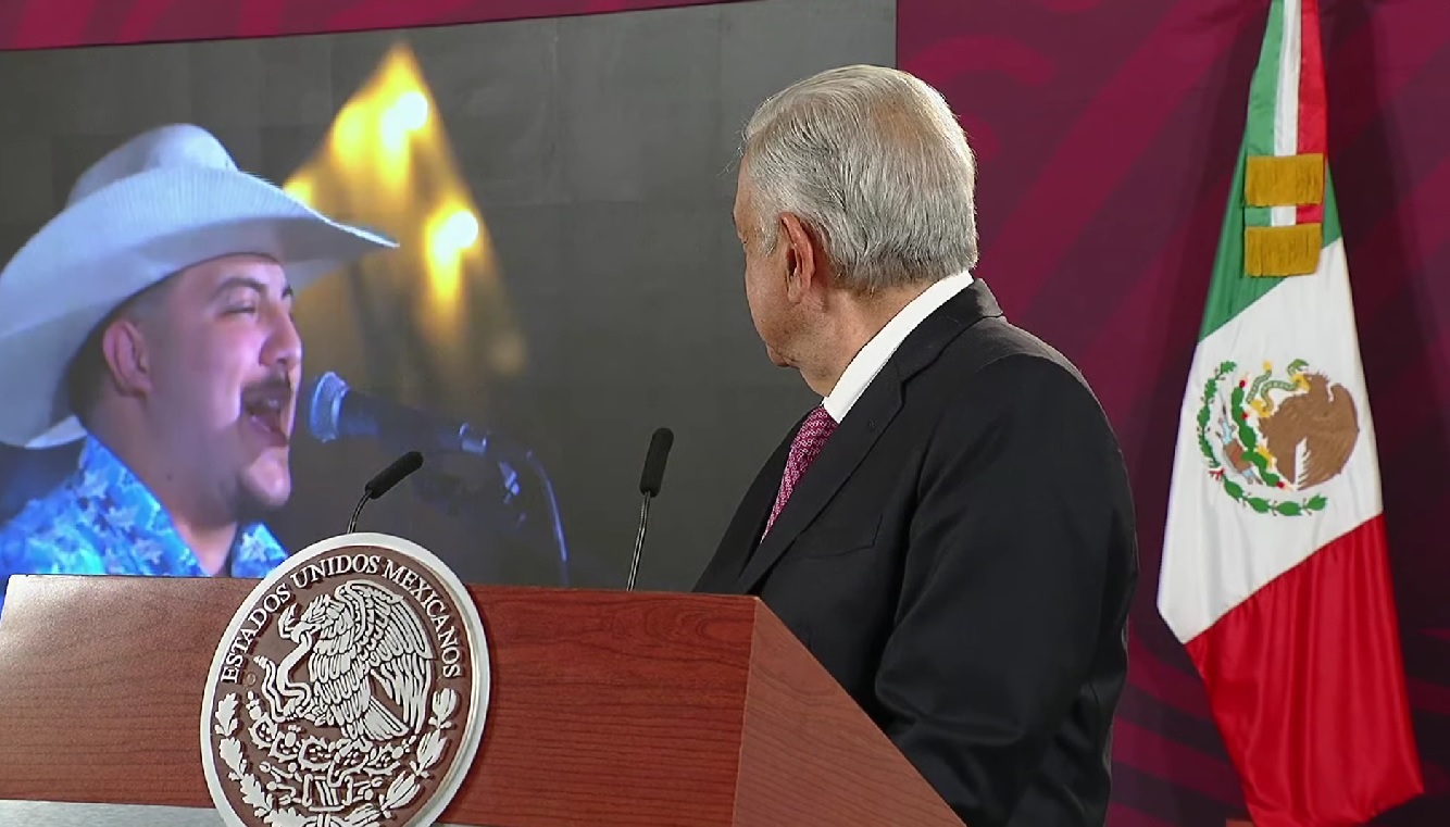 ‘No se va’ de Grupo Frontera, entre las canciones recomendadas que ‘rifan’, por López Obrador