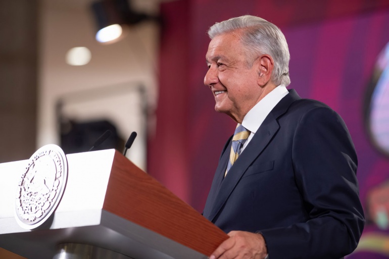Con paquete de iniciativas, AMLO va por corrección de edad de pensionados y por trato digno a animales
