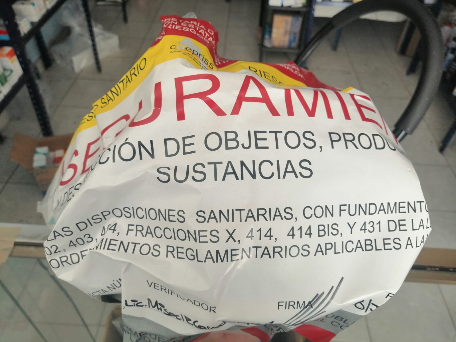 Asegura Coepriss medicamento caducado y del sector público en farmacia privada de El Rosario
