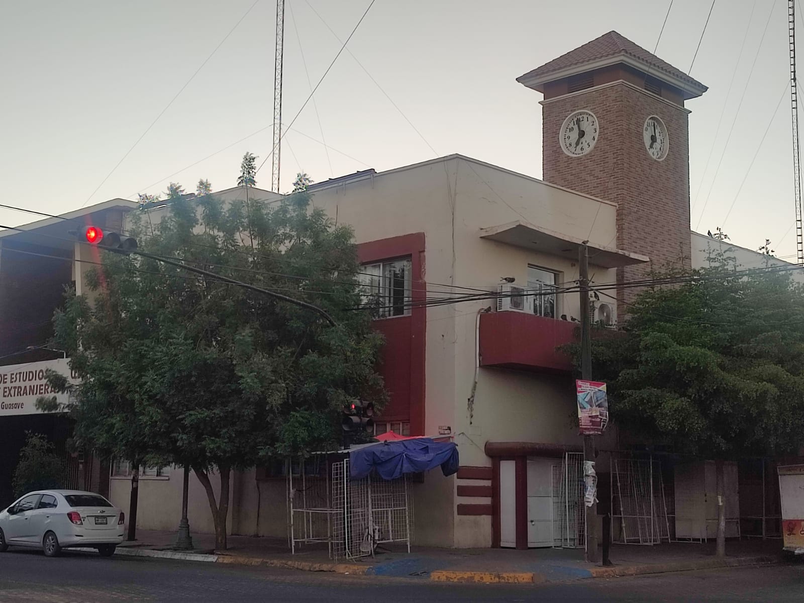 (VIDEO) Así sonó ‘Besos y Copas’ en el monumental reloj de la UAdeO del Centro, en Guasave