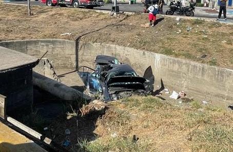 Automóvil Jetta termina volcado al fondo de un canal pluvial en Mazatlán