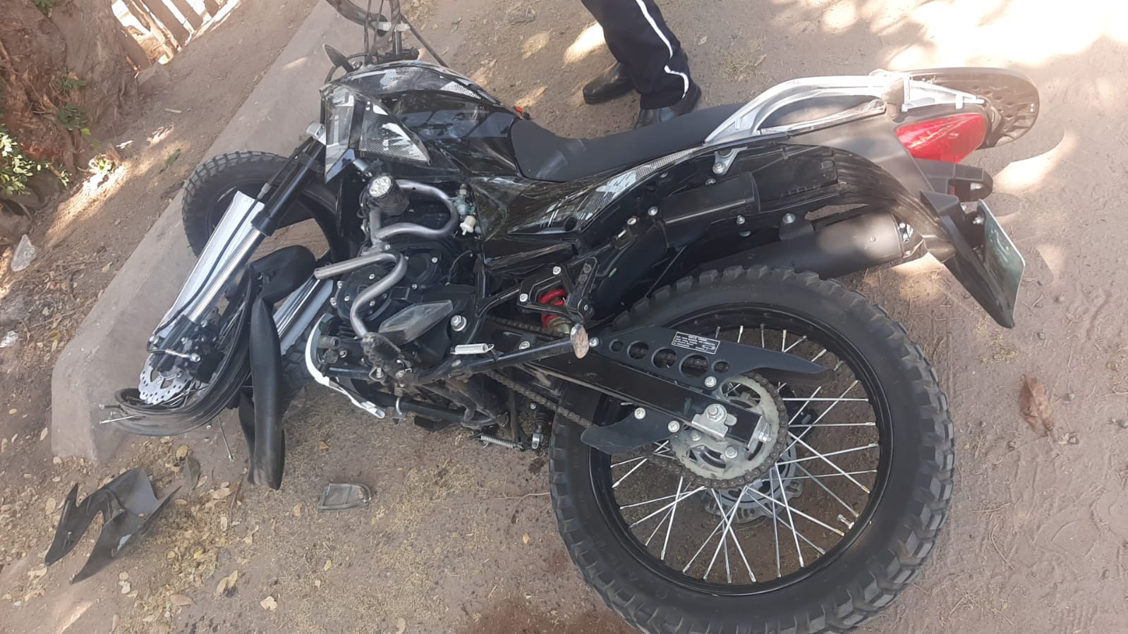 Automovilista invade un carril en Los Ángeles del Triunfo y atropella a motociclista