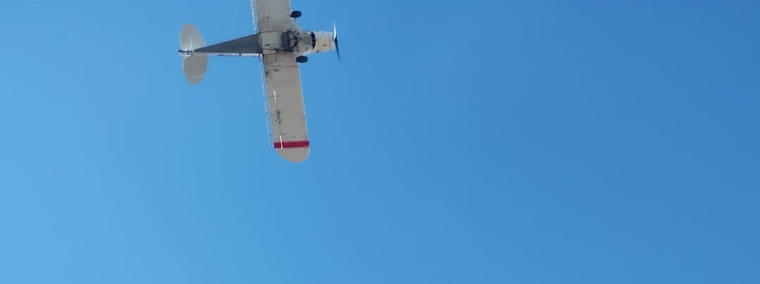 (VIDEO) Avioneta fumigadora sobrevuela peligrosamente escuela en Guasave