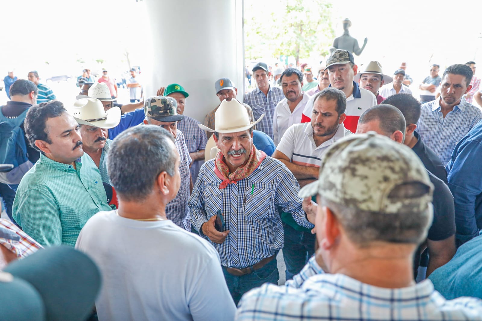 “El gobernador es bienvenido, pero no nos vamos a mover hasta que traiga solución”: Agricultores en el Aeropuerto